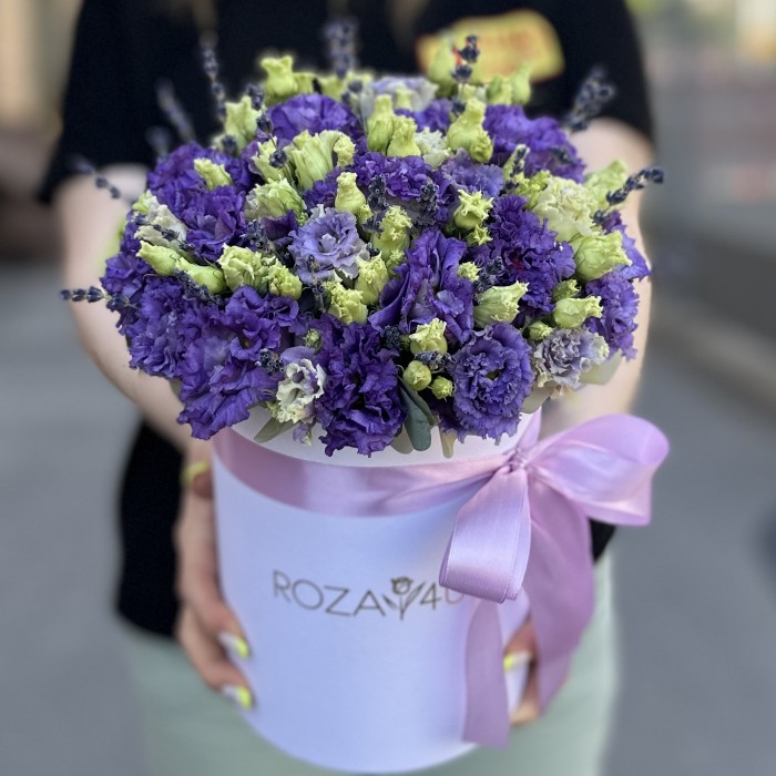 11 фиолетовых эустом в коробке