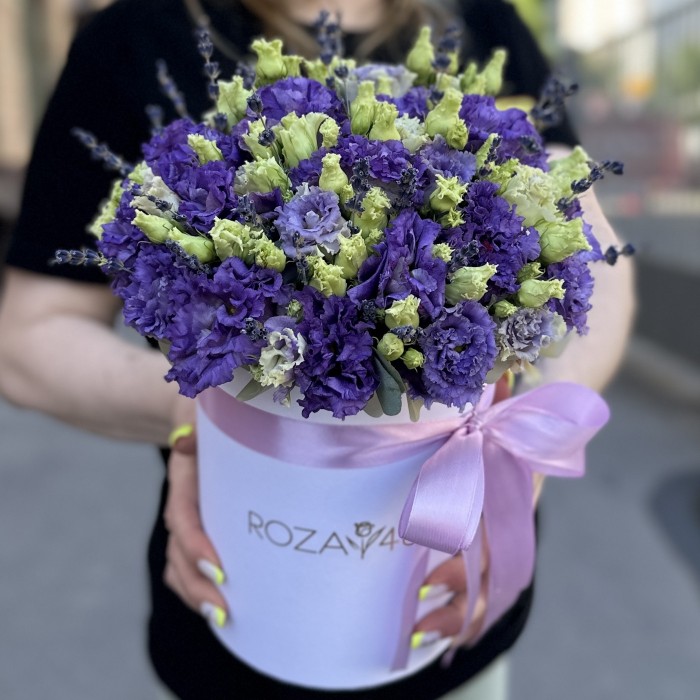 11 фиолетовых эустом в коробке