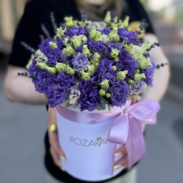 11 фиолетовых эустом в коробке