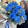 11 пышных голубых роз с эвкалиптом