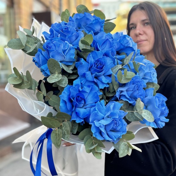 11 пышных голубых роз с эвкалиптом