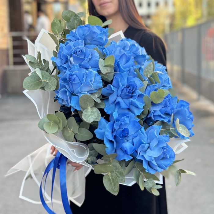 11 пышных голубых роз с эвкалиптом