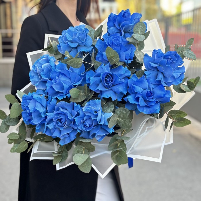 11 пышных голубых роз с эвкалиптом