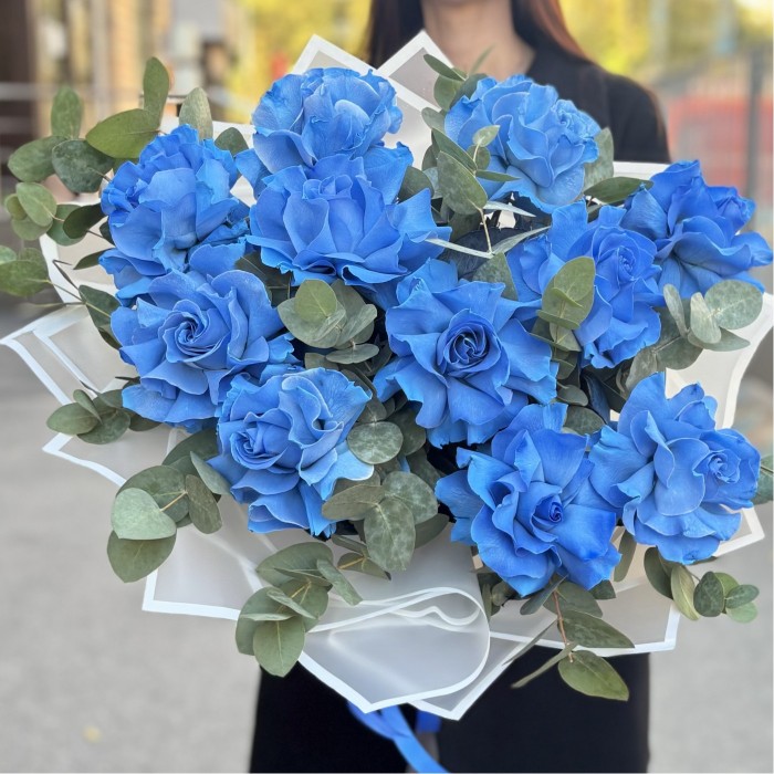 11 пышных голубых роз с эвкалиптом