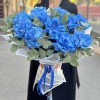 11 пышных голубых роз с эвкалиптом