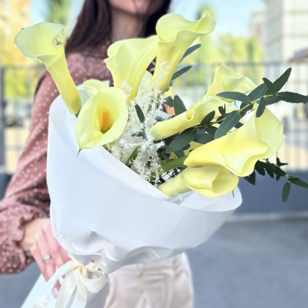 11 калл Шампань с эвкалиптом и сухоцветами