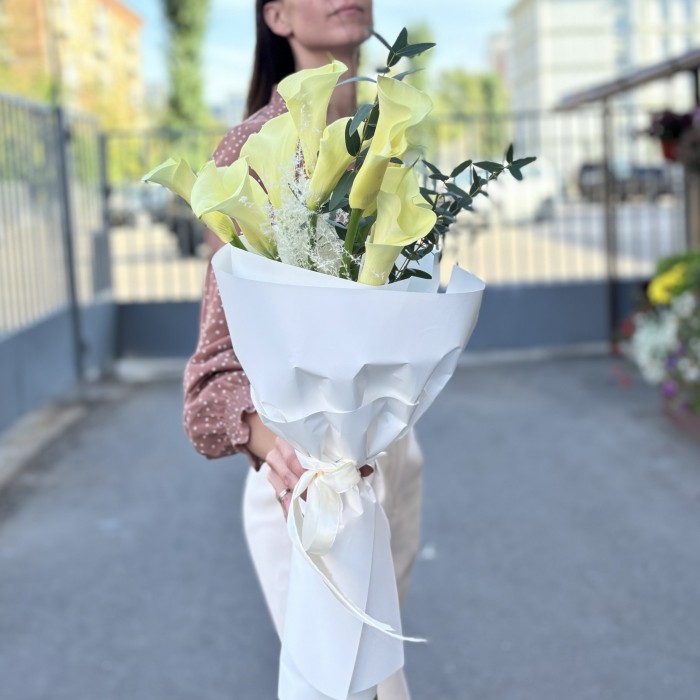 11 калл Шампань с эвкалиптом и сухоцветами