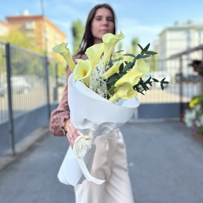 11 калл Шампань с эвкалиптом и сухоцветами