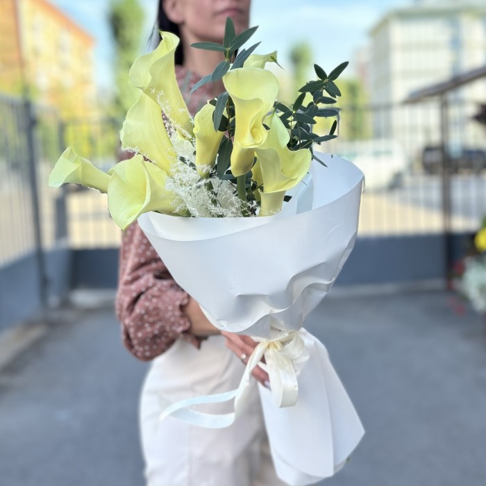 11 калл Шампань с эвкалиптом и сухоцветами