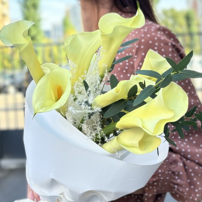 11 калл Шампань с эвкалиптом и сухоцветами