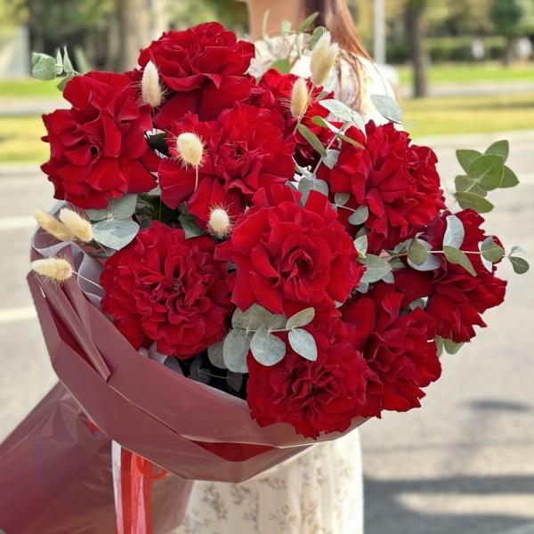 11 красных французских роз с эвкалиптом