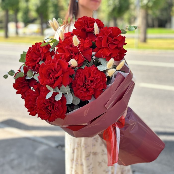 11 красных французских роз с эвкалиптом