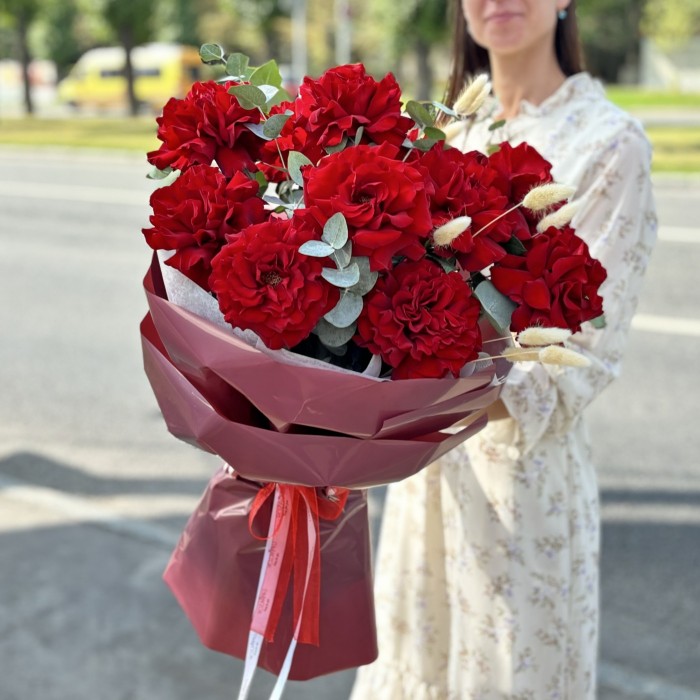 11 красных французских роз с эвкалиптом