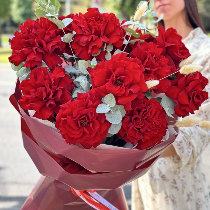 11 красных французских роз с эвкалиптом