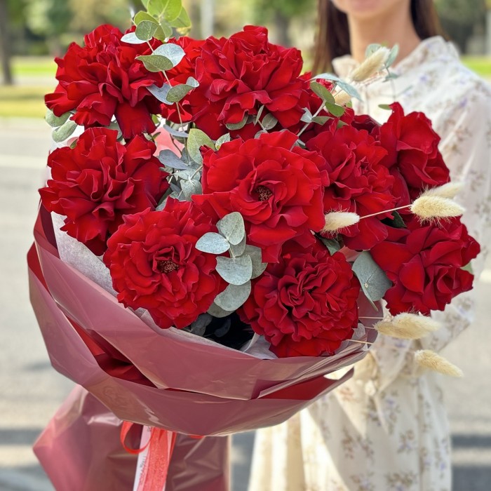 11 красных французских роз с эвкалиптом