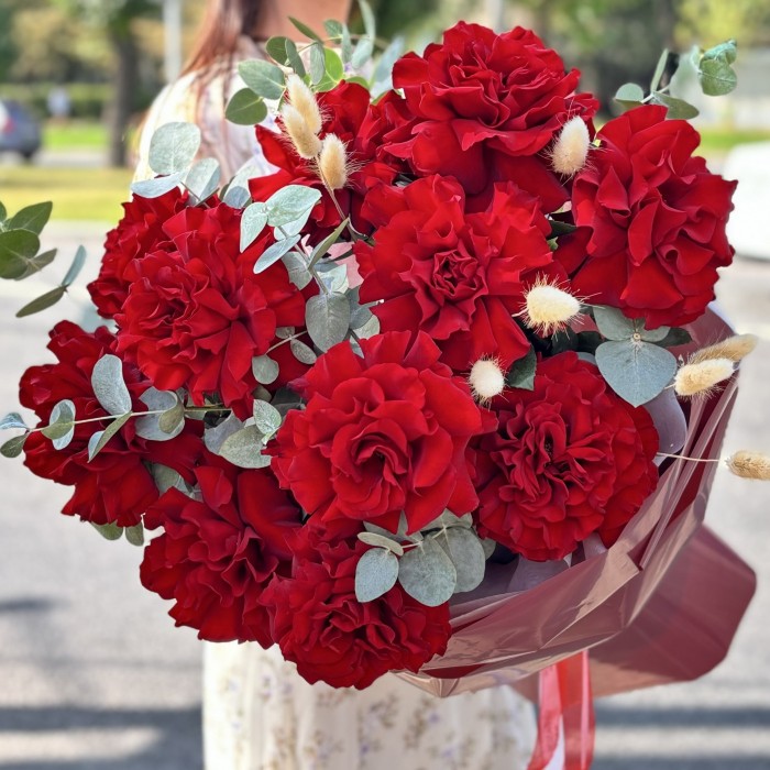 11 красных французских роз с эвкалиптом