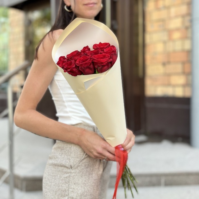 11 красных роз 60 см