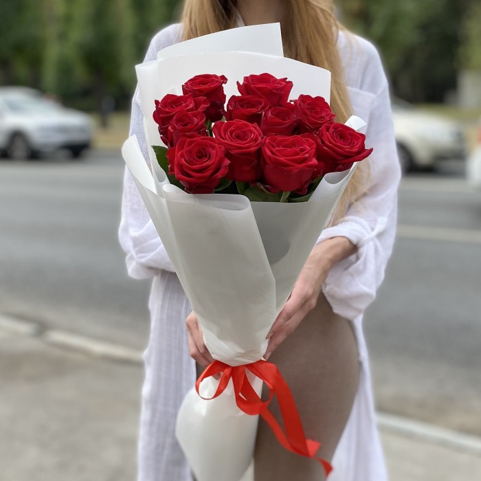 11 красных роз 70 см