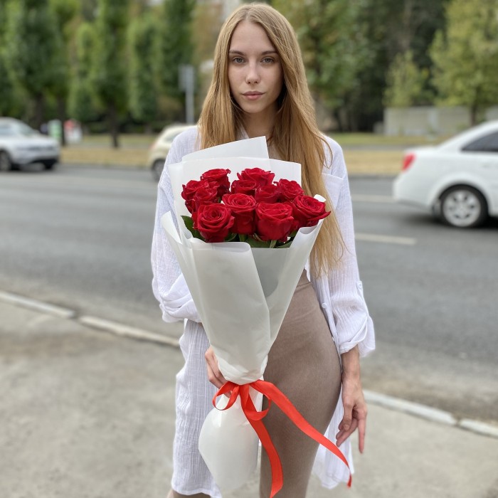 11 красных роз 70 см