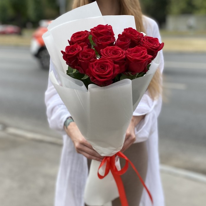 11 красных роз 70 см