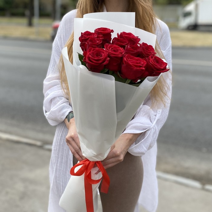 11 красных роз 70 см