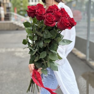 11 красных роз Эксплорер 80 см