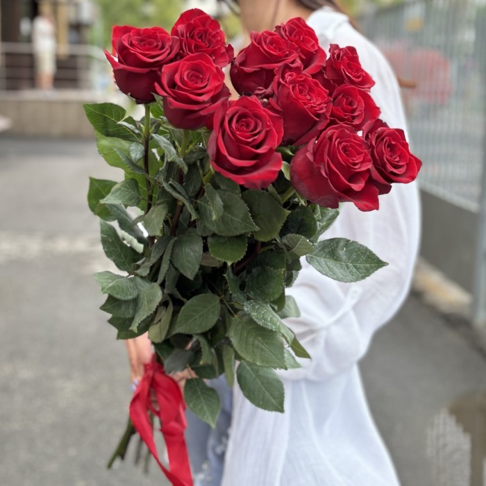 11 красных роз Эксплорер 80 см