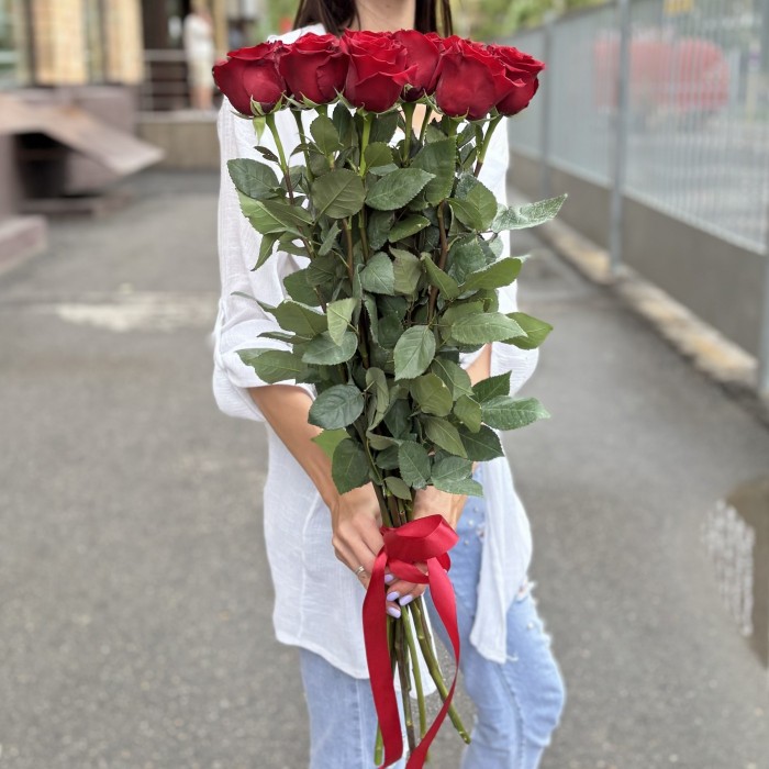 11 красных роз Эксплорер 80 см