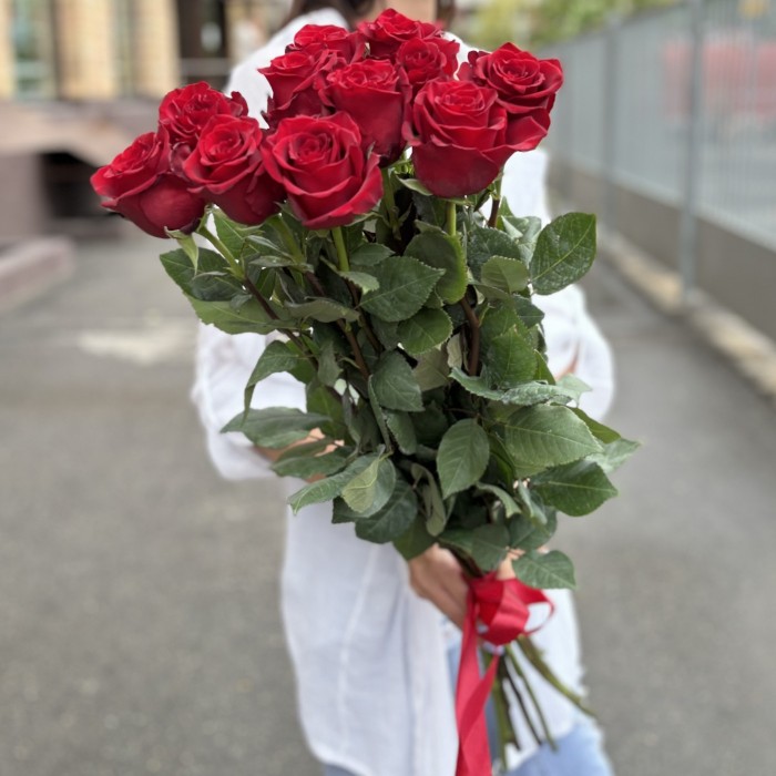 11 красных роз Эксплорер 80 см