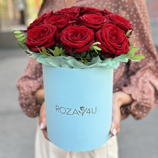 11 красных роз Ред Наоми в коробке