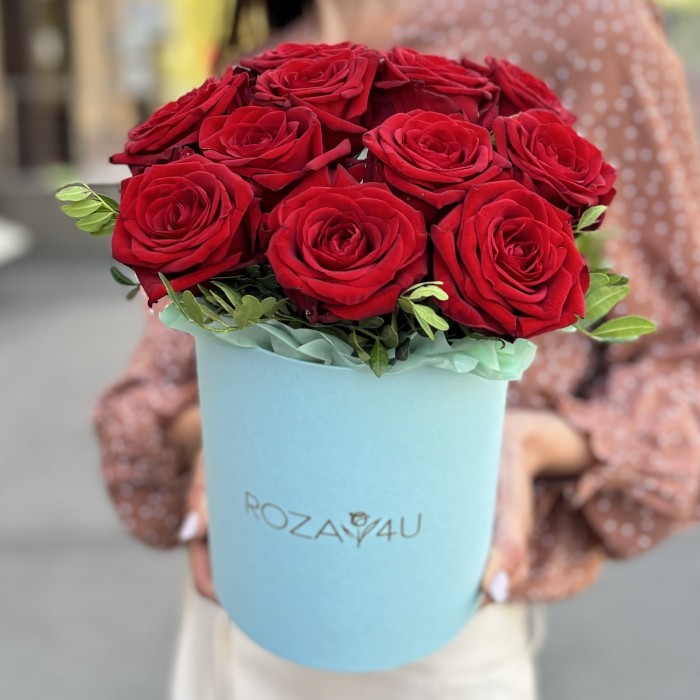 11 красных роз Ред Наоми в коробке