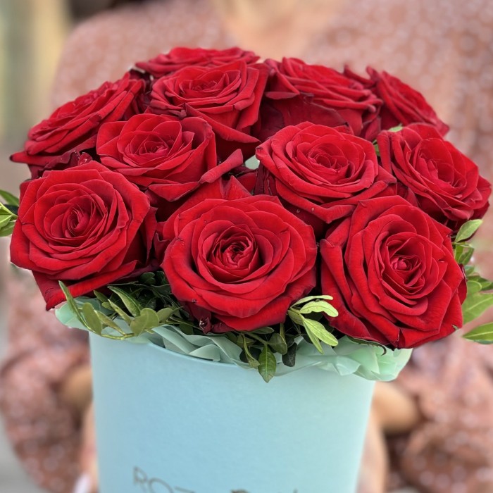 11 красных роз Ред Наоми в коробке