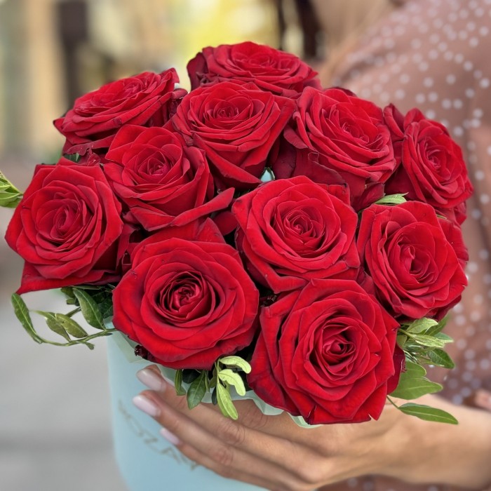 11 красных роз Ред Наоми в коробке