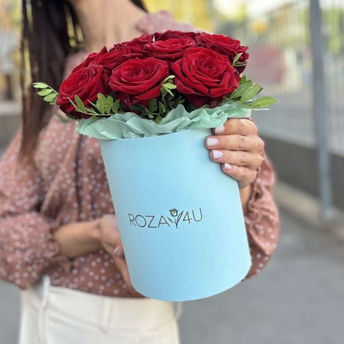 11 красных роз Ред Наоми в коробке