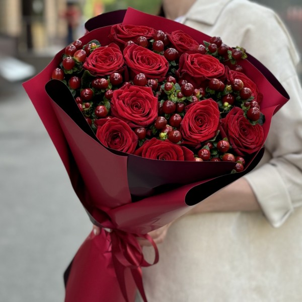 11 красных роз с гиперикумом