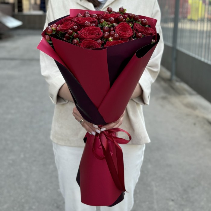 11 красных роз с гиперикумом