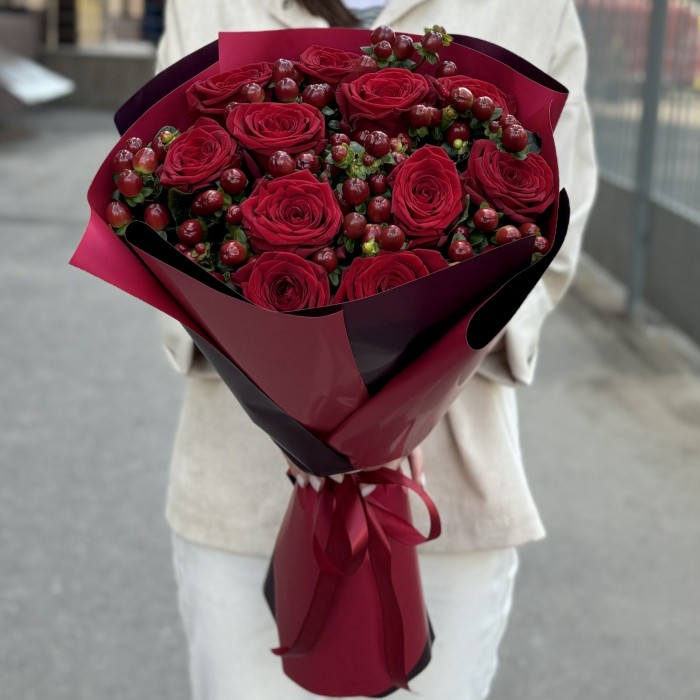 11 красных роз с гиперикумом