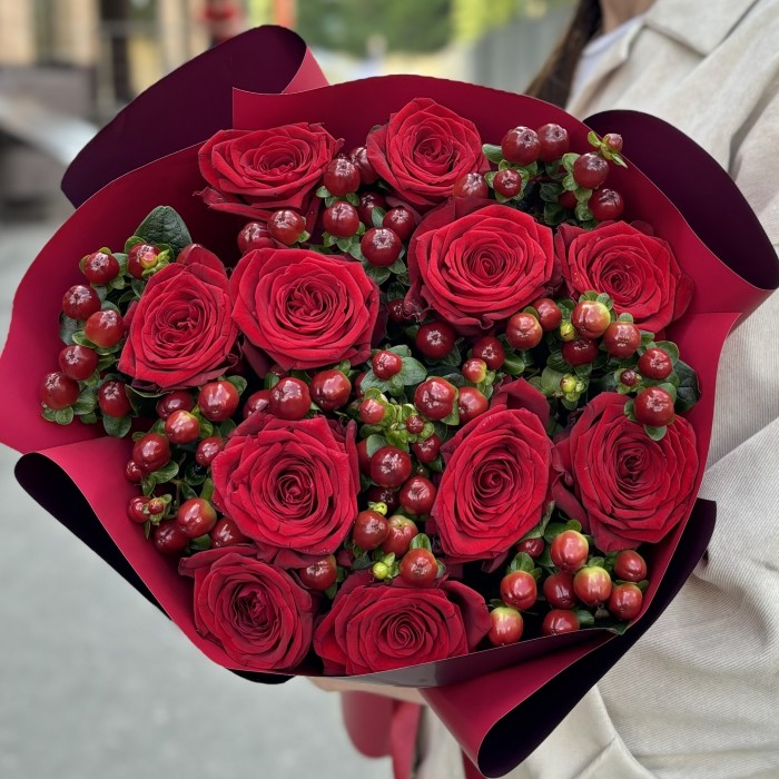 11 красных роз с гиперикумом
