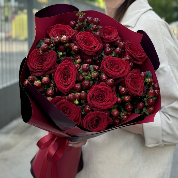 11 красных роз с гиперикумом