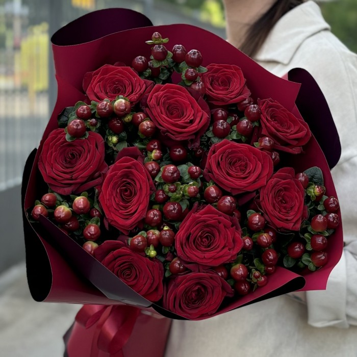 11 красных роз с гиперикумом