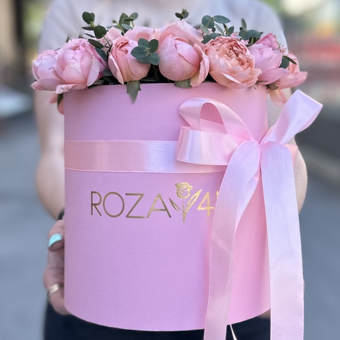 11 кустовых пионовидных роз Джульетта в коробке