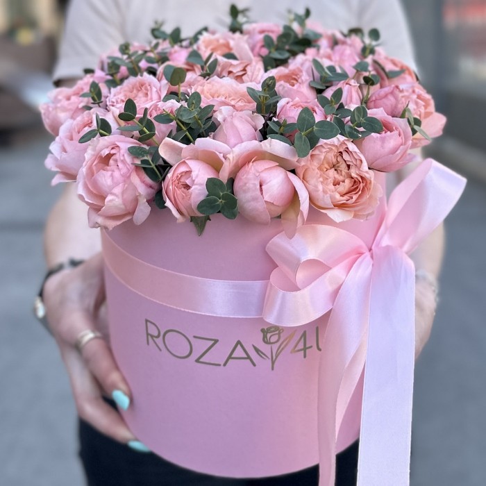 11 кустовых пионовидных роз Джульетта в коробке