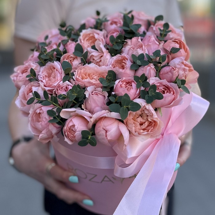 11 кустовых пионовидных роз Джульетта в коробке