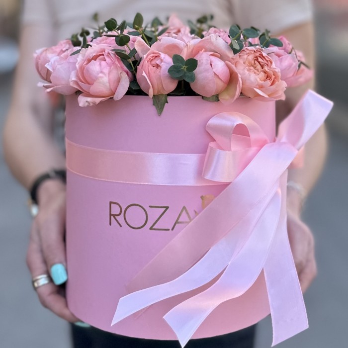 11 кустовых пионовидных роз Джульетта в коробке