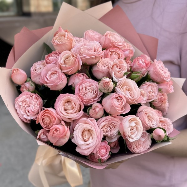 11 кустовых розовых роз Мадам бомбастик 50 см