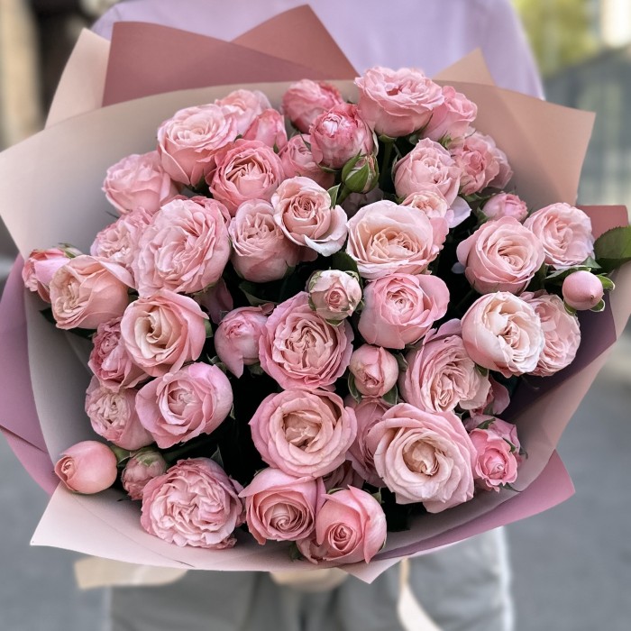 11 кустовых розовых роз Мадам бомбастик