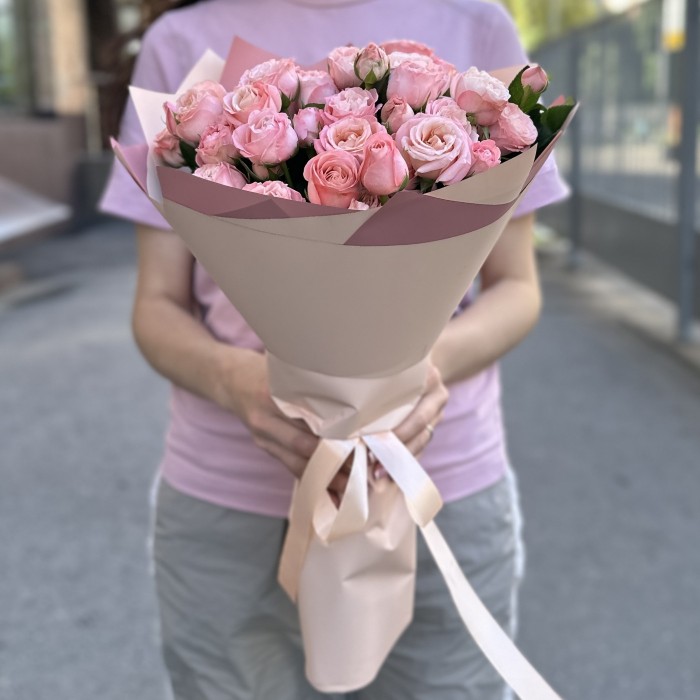 11 кустовых розовых роз Мадам бомбастик