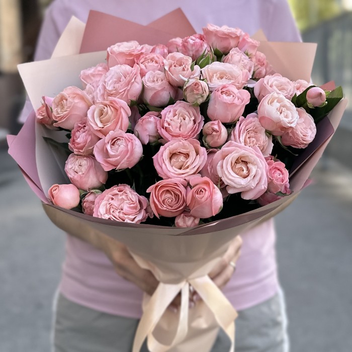 11 кустовых розовых роз Мадам бомбастик