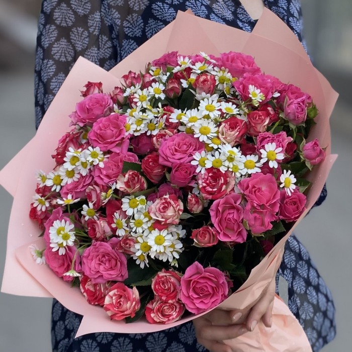 21 кустовая роза с ромашкой