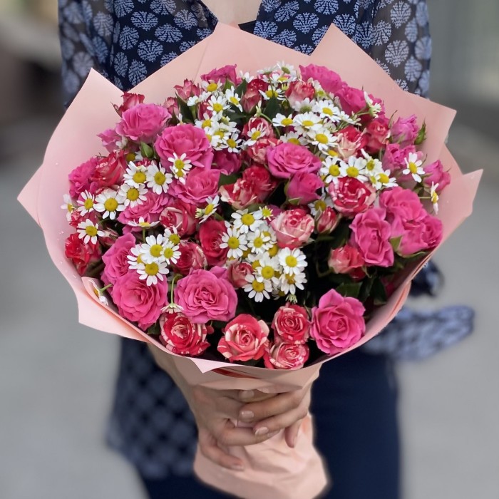 21 кустовая роза с ромашкой